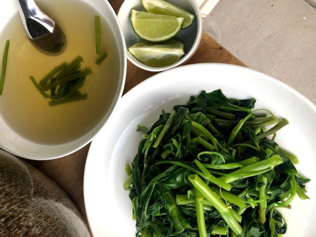 Bữa ăn kiêng chỉ có rau luộc và canh, ví dụ ăn ít mà không giảm cân